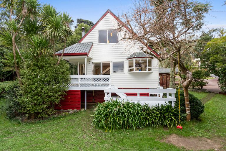 Photo of property in 17a Woodfern Crescent, Titirangi, Auckland, 0604