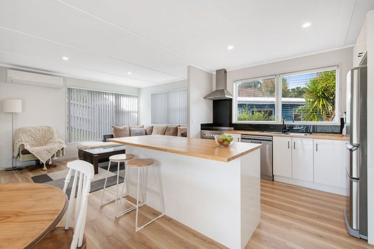 Photo of property in 5 Maori Hut Road, Red Beach, 0932