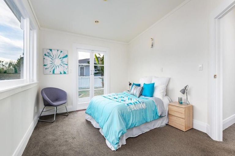 Photo of property in 1 Luckens Road, West Harbour, Auckland, 0618