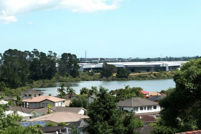 Photo of property in 16 Ellesmere Crescent, Pakuranga Heights, Auckland, 2010