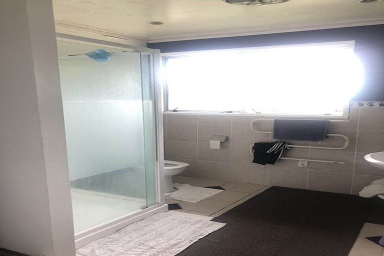 Photo of property in 14a Target Road, Totara Vale, Auckland, 0629