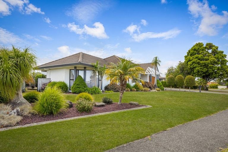 Photo of property in 25 Suncrest Drive, West Harbour, Auckland, 0618