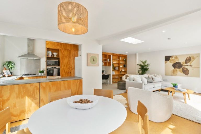 Photo of property in 174 Queens Drive, Lyall Bay, Wellington, 6022