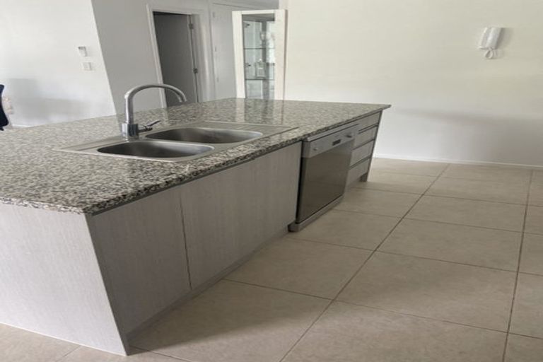 Photo of property in 1/11 Carlos Drive, Flat Bush, Auckland, 2016