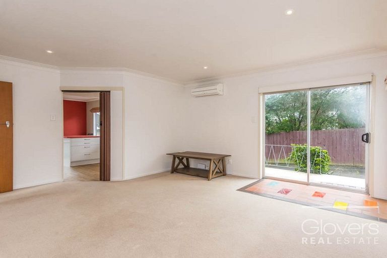 Photo of property in 2/4214a Great North Road, Glendene, Auckland, 0602