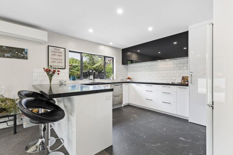 Photo of property in 11 Ruapehu Drive, Fitzherbert, Palmerston North, 4410