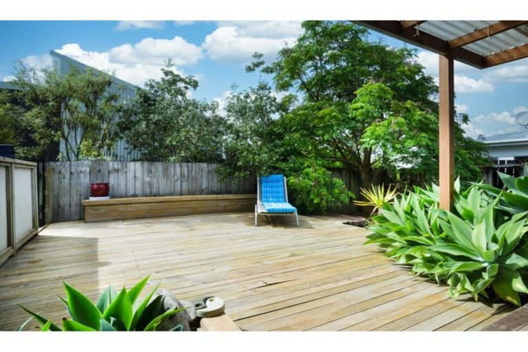 Photo of property in 46 Zefiro Drive, Massey, Auckland, 0614