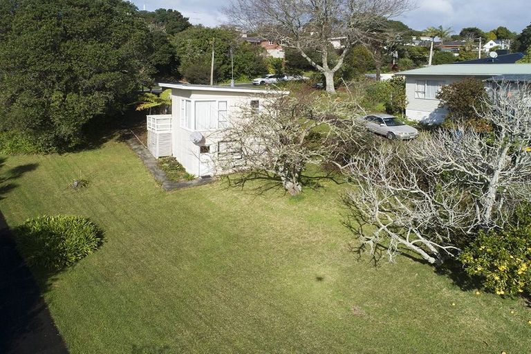 Photo of property in 18 Pohutukawa Avenue, Red Beach, 0932