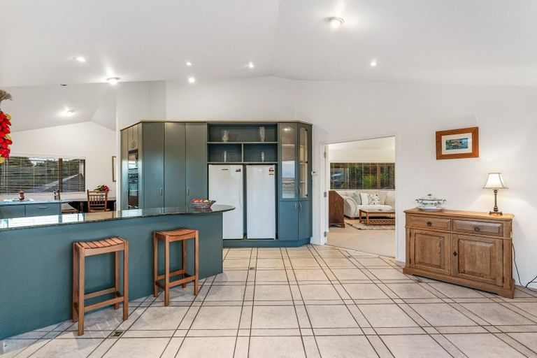 Photo of property in 2/24 Carlisle Road, Browns Bay, Auckland, 0630