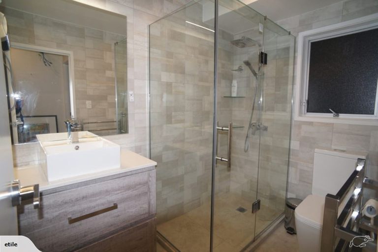 Photo of property in 2/4210a Great North Road, Glendene, Auckland, 0602