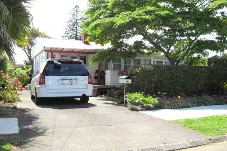 Photo of property in 17 Kamaka Road, Mangere Bridge, Auckland, 2022