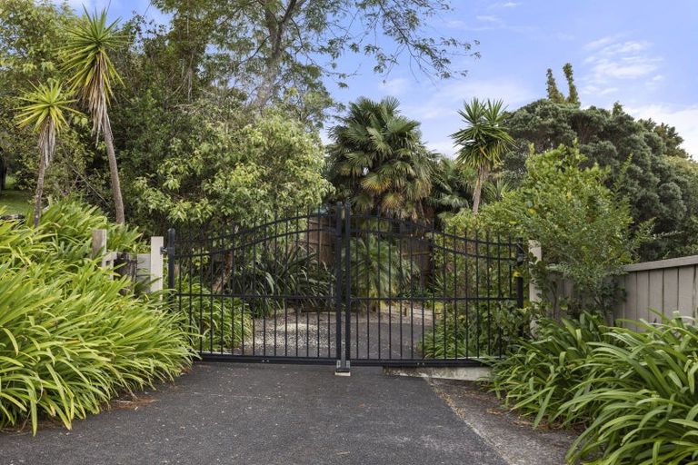 Photo of property in 19 Te Araroa Drive, Paremoremo, Auckland, 0632