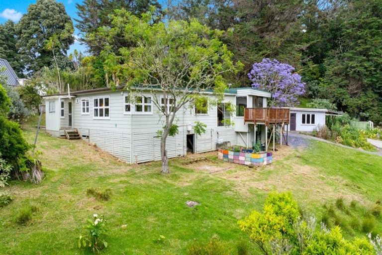 Photo of property in 10 Hobbs Road, Matakatia, Whangaparaoa, 0930