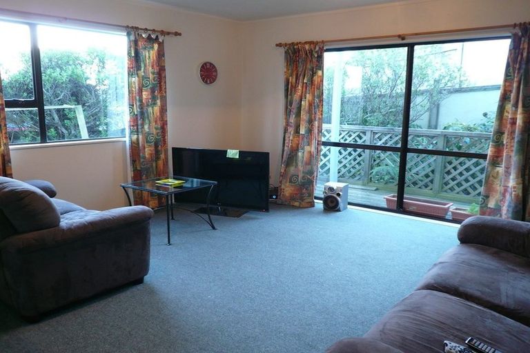 Photo of property in 26 Cheltenham Terrace, Newlands, Wellington, 6037