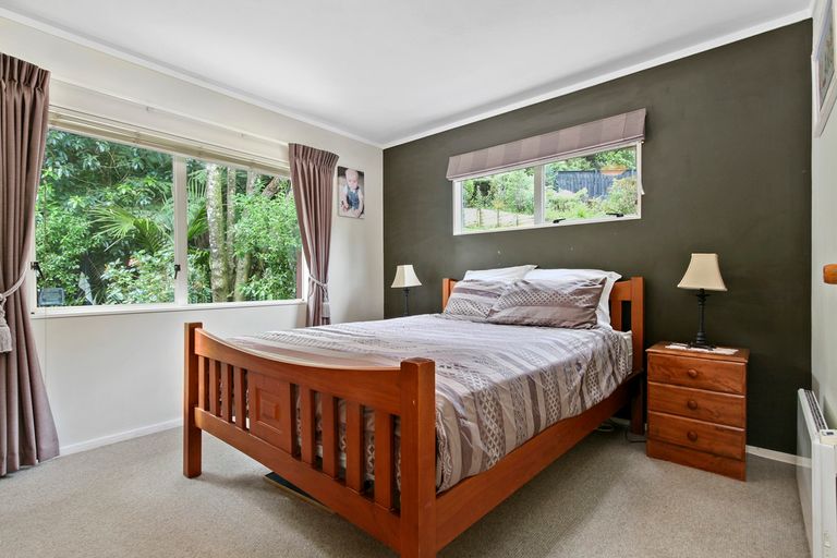 Photo of property in 17a Woodfern Crescent, Titirangi, Auckland, 0604