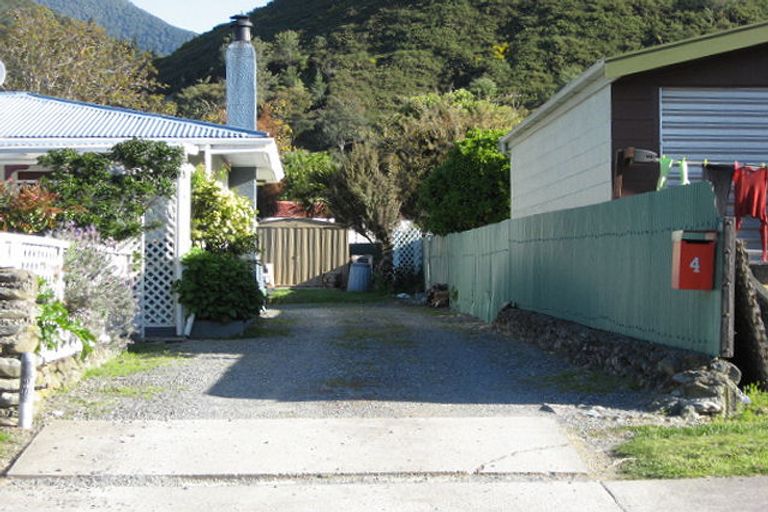 Photo of property in 4 Canterbury Street, Picton, 7220