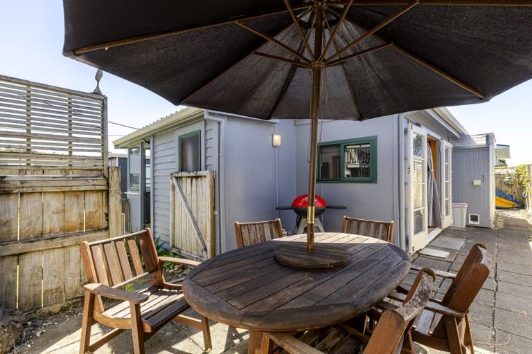 Photo of property in 59 Fifth Avenue, Urenui, 4377