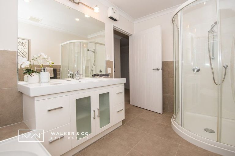 Photo of property in 14 Cosgrove Rise, Riverstone Terraces, Upper Hutt, 5018