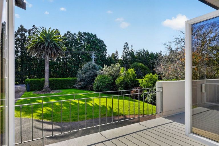 Photo of property in 873 Waitakere Road, Kumeu, 0891