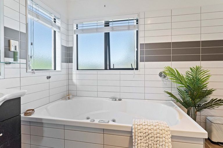 Photo of property in 5 Quadrant Heights, Paraparaumu, 5032