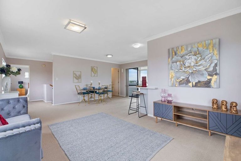 Photo of property in 5 Hocken Place, Mangere Bridge, Auckland, 2022