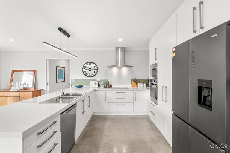 Photo of property in 14 Passchendaele Grove, Trentham, Upper Hutt, 5018