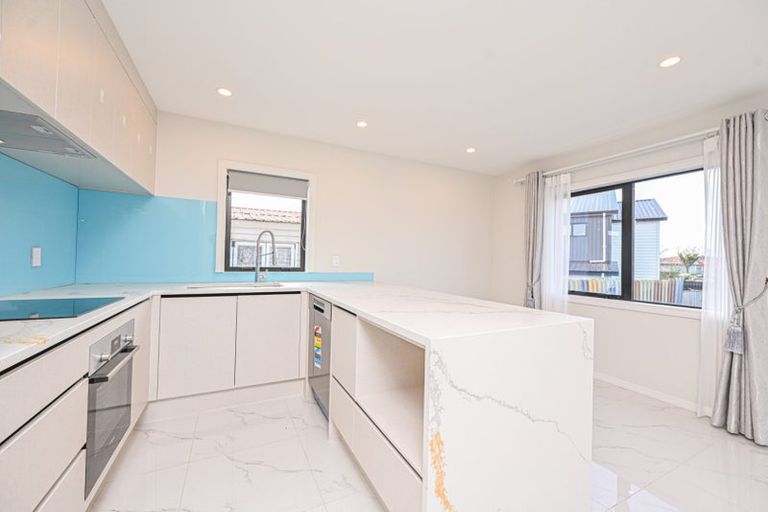 Photo of property in 17 Lane Road, Weymouth, Auckland, 2103