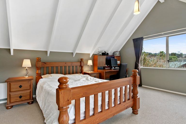 Photo of property in 17a Woodfern Crescent, Titirangi, Auckland, 0604