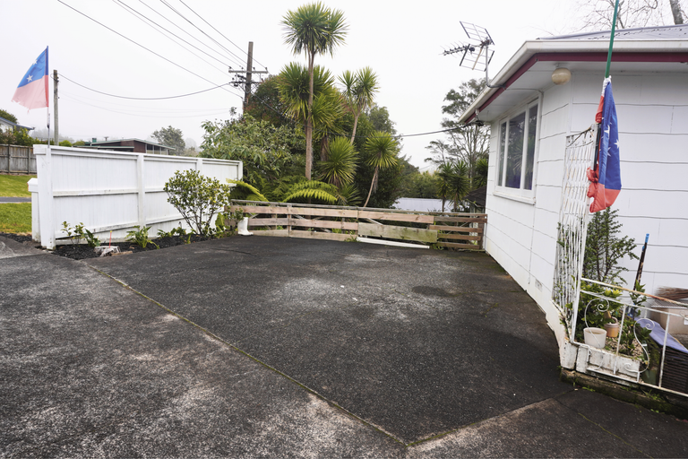 Photo of property in 16 Parrs Cross Road, Henderson, Auckland, 0612
