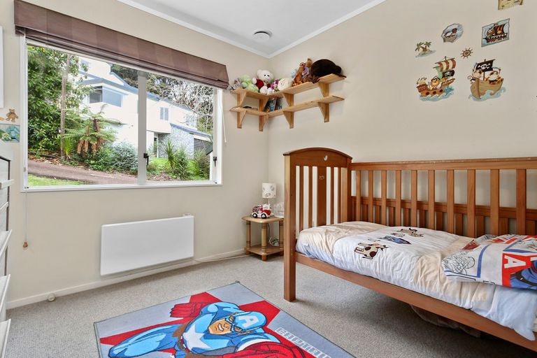Photo of property in 17a Woodfern Crescent, Titirangi, Auckland, 0604