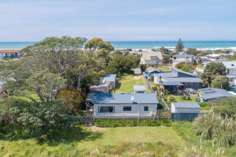 Photo of property in 64 Pinedale Crescent, Riversdale Beach, Masterton, 5872