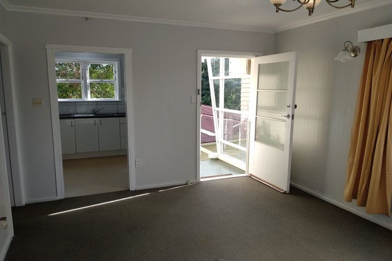 Photo of property in 88 Newlands Road, Newlands, Wellington, 6037