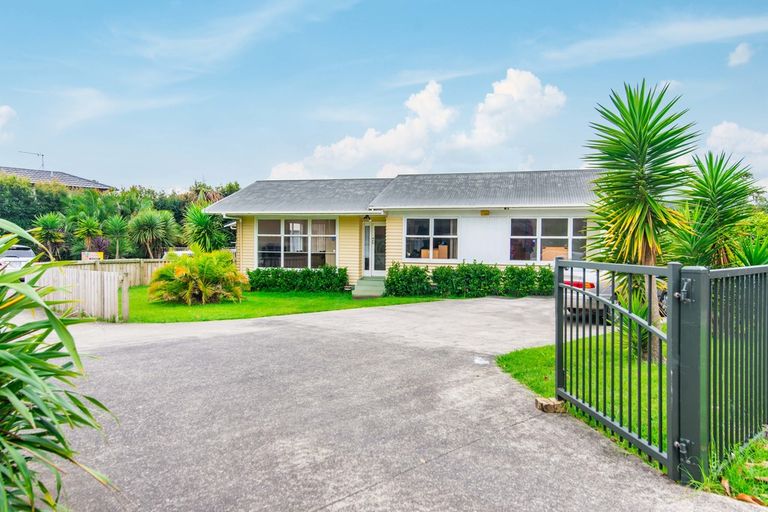 Photo of property in 37 Tarata Crescent, Mangere Bridge, Auckland, 2022