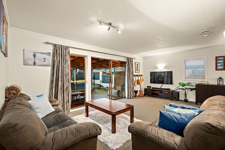 Photo of property in 85 Hobsonville Road, West Harbour, Auckland, 0618