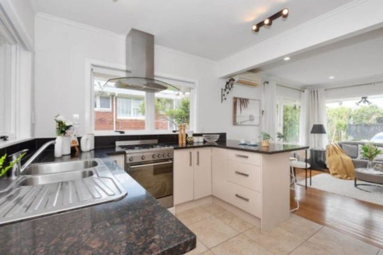 Photo of property in 1/35 Shakespeare Road, Milford, Auckland, 0620