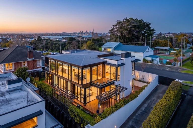 Photo of property in 37 Lake Pupuke Drive, Takapuna, Auckland, 0622