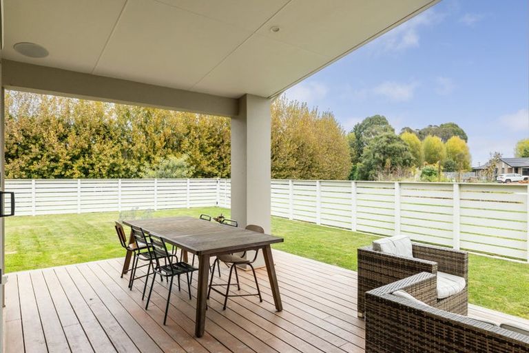 Photo of property in 2 Willowbrook Place, Clive, 4102