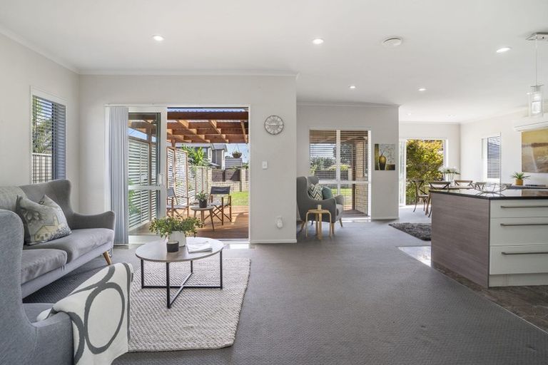 Photo of property in 11 Erceg Way, Rosehill, Papakura, 2113