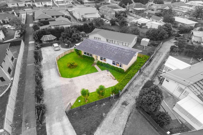 Photo of property in 37 Tarata Crescent, Mangere Bridge, Auckland, 2022