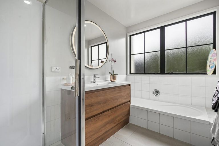 Photo of property in 4 Opal Close, Rosedale, Auckland, 0632