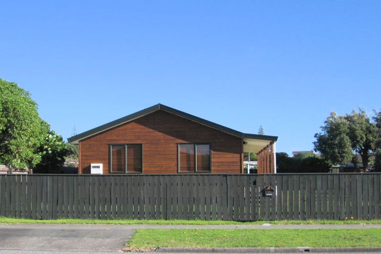 Photo of property in 14 Reeves Street, Waikanae Beach, Waikanae, 5036