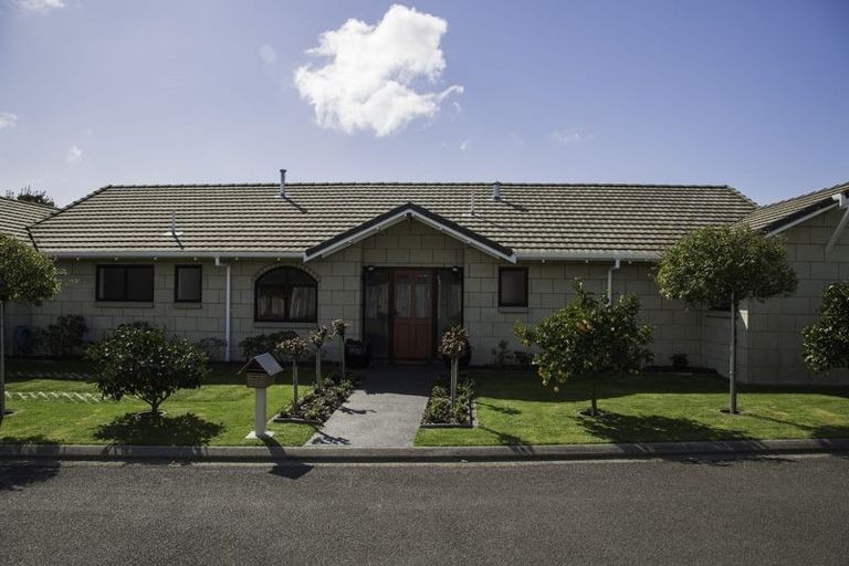 Photo of property in 10 Kinross Drive, Merrilands, New Plymouth, 4312