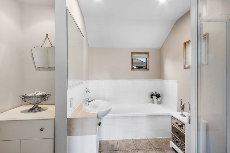 Photo of property in 100 Straven Road, Fendalton, Christchurch, 8014