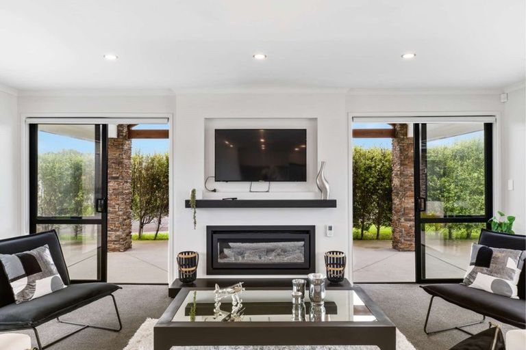 Photo of property in 2 Glennron Lane, Waiuku, 2123