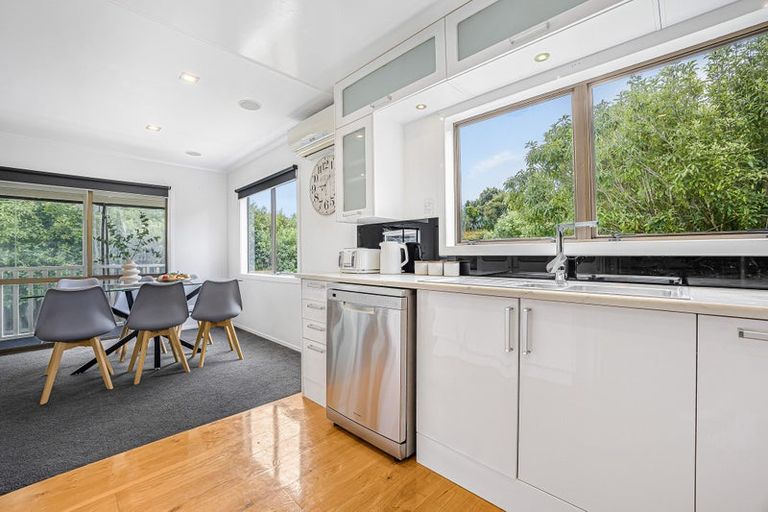 Photo of property in 28 Grassmere Road, Henderson Valley, Auckland, 0612