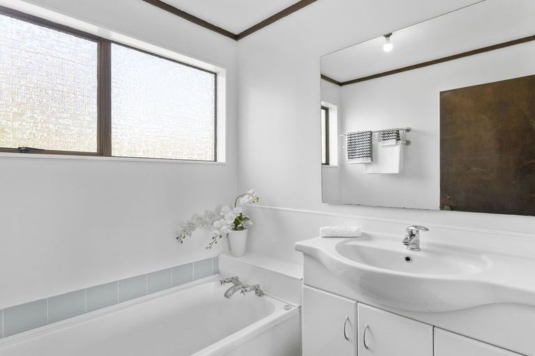 Photo of property in 4 Avon Close, Richmond Heights, Taupo, 3330