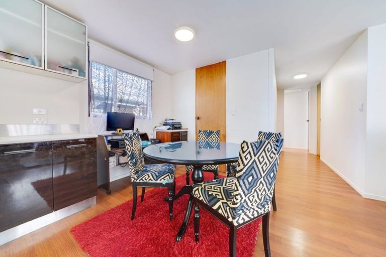 Photo of property in 1b Bamboo Grove, Kelston, Auckland, 0602