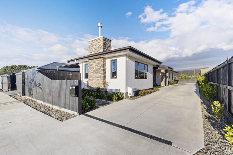 Photo of property in 32 Atlantic Drive, Fitzherbert, Palmerston North, 4410