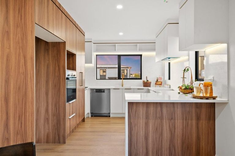 Photo of property in 1/32 Tapuwae Way, Mangere Bridge, 2022