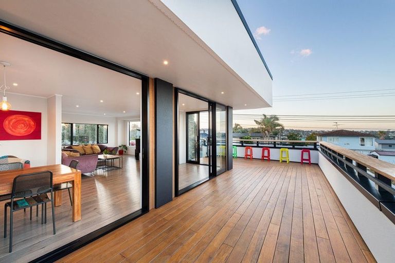 Photo of property in 1/2-4 Miri Road, Rothesay Bay, Auckland, 0630